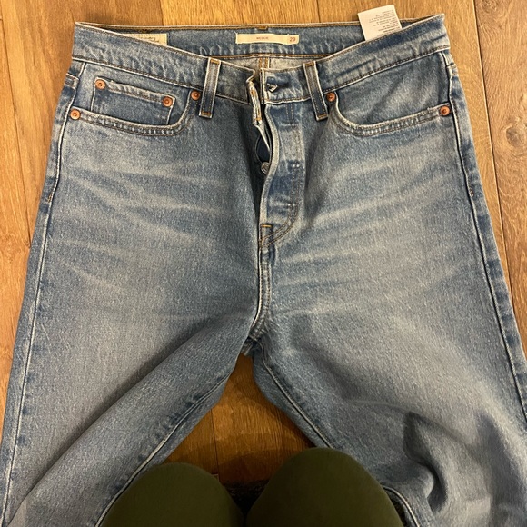 Levi's Medium Wash Cropped Ankle Jeans - Picture 2 of 8